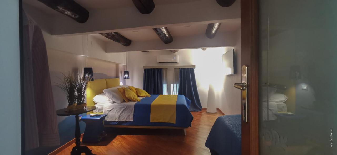 Appartement Two Chiaia 37 *